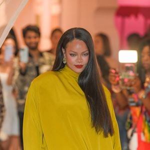Mumbai, INDE Rihanna a illuminé la salle dans un ensemble jaune saisissant lors du lancement de Fenty Beauty à Mumbai. 

Sur la photo : Rihanna