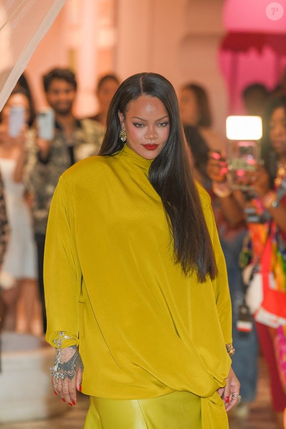 Mumbai, INDE Rihanna a illuminé la salle dans un ensemble jaune saisissant lors du lancement de Fenty Beauty à Mumbai. 

Sur la photo : Rihanna