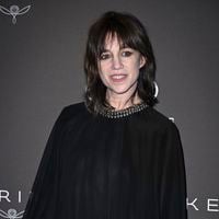 Charlotte Gainsbourg à New York pour le Met Gala : essayages au sein de sa maison de mode préférée et visite de la ville, elle se prépare