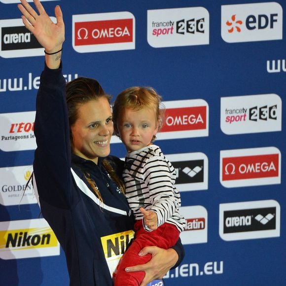 Laure Manaudou et sa fille Manon lors des Championnats d'Europe de natation courte distance à Chartres, France, le 24 novembre 2012. Photo de Christian Liewig/ABACAPRESS.COM