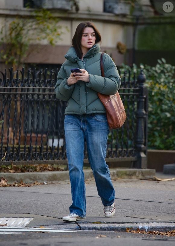 New York, NY - EXCLUSIF - Suri Cruise est arrivée au Barrymore Theatre pour voir sa mère, Katie Holmes, jouer dans « Our Town » pour son anniversaire.

Sur la photo : Suri Cruise