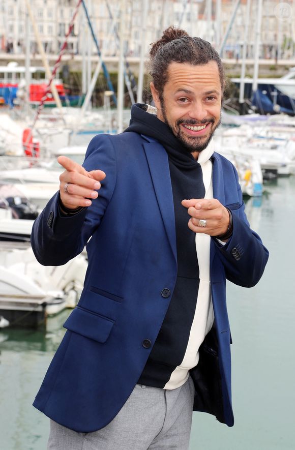 Il s'agit d'Ambroise Michel, qui a incarné Rudy Torres dans "Plus belle la vie" de 2004 à 2014.

Ambroise Michel - Photocall du film en compétition "Père Noël à domicile" lors de la 26ème Edition du Festival de la Fiction de La Rochelle. Le 11 septembre 2024
© Patrick Bernard / Bestimage