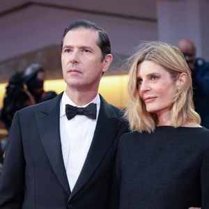 Melvil Poupaud et Chiara Mastroianni assistant à la projection de Un peu avant minuit lors de la 83e Mostra internationale du film de Venise, à la Sala Grande, le 10 septembre 2026 à Venise, en Italie. © Lucia Sabatelli