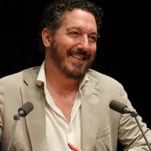 Exclusif - L'acteur, scénariste, réalisateur français, sociétaire de la Comédie-Française et écrivain Guillaume Gallienne à la Station Ausone - Librairie Mollat à Bordeaux pour un échange avec ses lecteurs à l'occasion de la sortie de son livre "Le buveur de brume", le 10 juin 2025. ©Jean Marc Lhomer/ Bestimage.