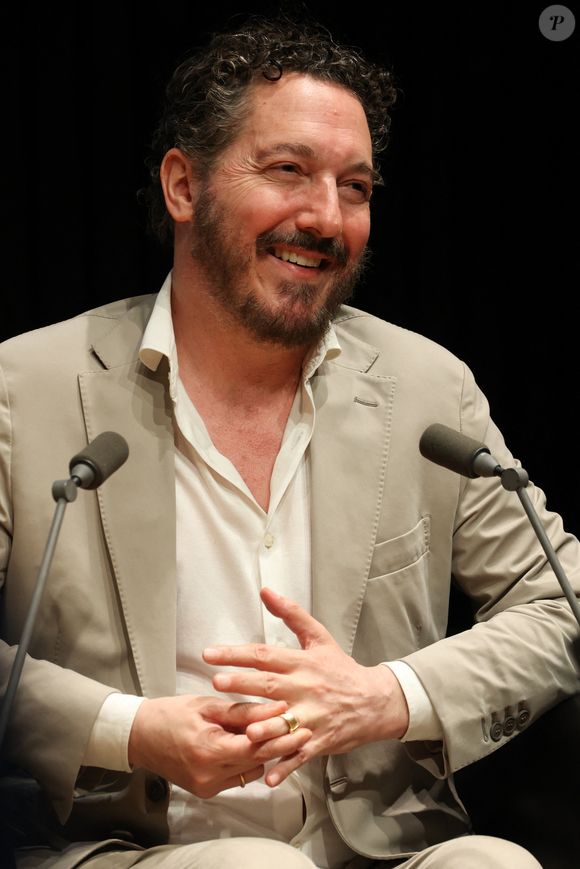 Exclusif - L'acteur, scénariste, réalisateur français, sociétaire de la Comédie-Française et écrivain Guillaume Gallienne à la Station Ausone - Librairie Mollat à Bordeaux pour un échange avec ses lecteurs à l'occasion de la sortie de son livre "Le buveur de brume", le 10 juin 2025. ©Jean Marc Lhomer/ Bestimage.