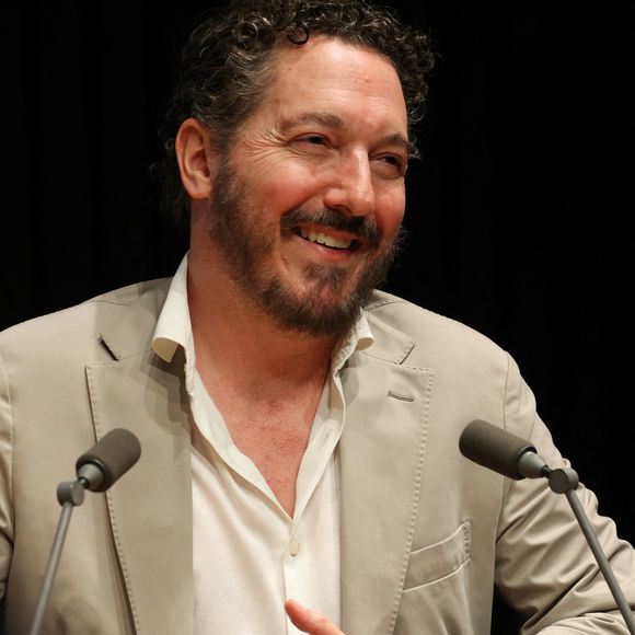 Exclusif - L'acteur, scénariste, réalisateur français, sociétaire de la Comédie-Française et écrivain Guillaume Gallienne à la Station Ausone - Librairie Mollat à Bordeaux pour un échange avec ses lecteurs à l'occasion de la sortie de son livre "Le buveur de brume", le 10 juin 2025. ©Jean Marc Lhomer/ Bestimage.