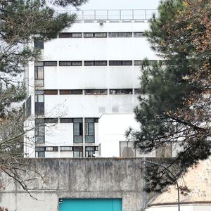 Pierre Palmade vient d'intégrer la maison d'arrêt de Gradignan près de Bordeaux à l'isolement dans le quartier récent (bâtiment blanc) à Gradignan, France, le 9 décembre 2024. © Patrick Bernard/Bestimage