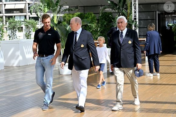 Le fils de Caroline de Monaco a fêté le trophée qu'il a décroché avec Peter Harrison lors de l'Admiral’s Cup 2025 en présence de son oncle Albert II


Le prince Albert II de Monaco a félicité les vainqueurs de l'Admiral’s Cup 2025, les 2 équipages du Yacht Club menés par Pierre Casiraghi, vice-président du Y.C.M. à la barre de Jolt 6 et Peter Harrison sur Jolt 3, le 14 septembre 2025
 © Bruno Bebert / Bestimage