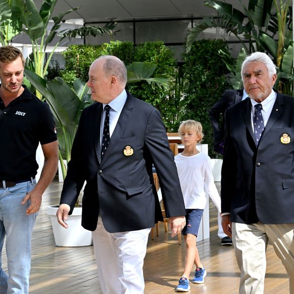 Le fils de Caroline de Monaco a fêté le trophée qu'il a décroché avec Peter Harrison lors de l'Admiral’s Cup 2025 en présence de son oncle Albert II


Le prince Albert II de Monaco a félicité les vainqueurs de l'Admiral’s Cup 2025, les 2 équipages du Yacht Club menés par Pierre Casiraghi, vice-président du Y.C.M. à la barre de Jolt 6 et Peter Harrison sur Jolt 3, le 14 septembre 2025
 © Bruno Bebert / Bestimage