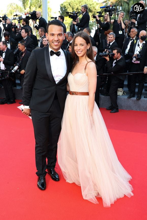 Mohamed Bouhafsi et sa compagne Angeline Tansini assistent à la projection de "Final Cut (Coupez !)" et au tapis rouge de la cérémonie d'ouverture du 75e Festival de Cannes, au Palais des Festivals, le 17 mai 2022 à Cannes, en France.  Photo de David Boyer/Abaca