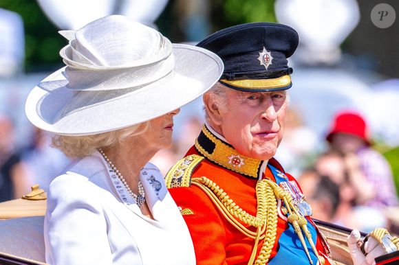 Le roi Charles III d'Angleterre et Camilla Parker Bowles, reine consort d'Angleterre, - Les membres de la famille royale britannique arrivent à Buckingham Palace pour la cérémonie Trooping the Colour à Londres, le 14 juin 2025. Affecté par le crash du Boeing 787 Dreamliner à Ahmedabad du 12 juin, le souverain et les officiels porteront un brassard noir en hommage aux plus de 270 victimes. Bon nombre d'elles étaient des ressortissants britanniques.
© Backgrid / Bestimage