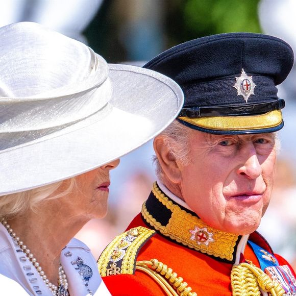 Le roi Charles III d'Angleterre et Camilla Parker Bowles, reine consort d'Angleterre, - Les membres de la famille royale britannique arrivent à Buckingham Palace pour la cérémonie Trooping the Colour à Londres, le 14 juin 2025. Affecté par le crash du Boeing 787 Dreamliner à Ahmedabad du 12 juin, le souverain et les officiels porteront un brassard noir en hommage aux plus de 270 victimes. Bon nombre d'elles étaient des ressortissants britanniques.
© Backgrid / Bestimage