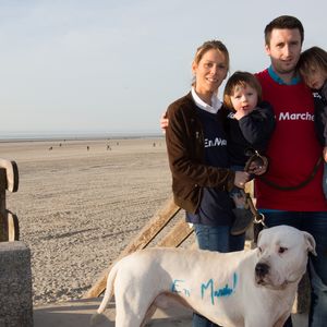 Tiphaine Auzière a elle fondé une famille composée de deux enfants avec son mari Antoine

Exclusif - Tiphaine Auzière Macron (la belle-fille du candidat à l'élection présidentielle E.Macron) a organisé le rassemblement "En marche !" à Berck. Elle a défilé avec son mari Antoine, leurs enfants Elise et Aurèle et leur chien Figaro. Le 11 mars 2017
© Alain Rolland / Imagebuzz / Bestimage