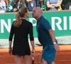 Assez secrets quant à leur vie privée, les intéressés semblent s'être parfaitement bien trouvés. Et le 14 juin dernier, la mère de famille a célébré ses 56 ans. Naturellement, Andre Agassi lui a fait une tendre déclaration sur ses réseaux.
Steffi Graf et son mari André Agassi - Tournoi des "Longines Future Tennis Aces" sur le court en terre battue installé sous la Tour Eiffel dans le cadre de l'opération "Roland-Garros dans la Ville" à Paris, le 2 juin 2018. © Jacovides/Moreau/Bestimage