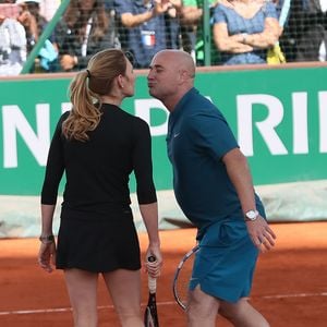 Assez secrets quant à leur vie privée, les intéressés semblent s'être parfaitement bien trouvés. Et le 14 juin dernier, la mère de famille a célébré ses 56 ans. Naturellement, Andre Agassi lui a fait une tendre déclaration sur ses réseaux.

Steffi Graf et son mari André Agassi - Tournoi des "Longines Future Tennis Aces" sur le court en terre battue installé sous la Tour Eiffel dans le cadre de l'opération "Roland-Garros dans la Ville" à Paris, le 2 juin 2018. © Jacovides/Moreau/Bestimage