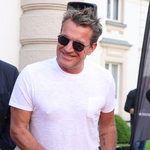 Il s'agit bien sûr de Benjamin Castaldi, qui fut l'un des animateurs vedettes de TF1 et de M6 durant les années 2000. 

Exclusif - Benjamin Castaldi - Arrivées au photocall de la 3ème édition du Festival du Cinéma Français et de la Gastronomie d'Aix-les-Bains. Le 6 juin 2024 © Denis Guignebourg / Bestimage