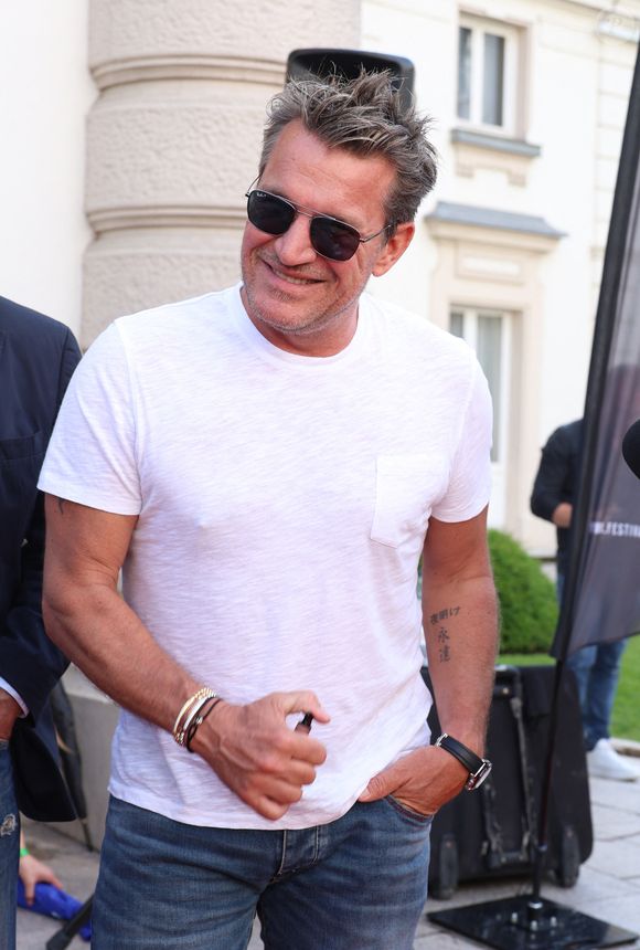 Il s'agit bien sûr de Benjamin Castaldi, qui fut l'un des animateurs vedettes de TF1 et de M6 durant les années 2000.
Exclusif - Benjamin Castaldi - Arrivées au photocall de la 3ème édition du Festival du Cinéma Français et de la Gastronomie d'Aix-les-Bains. Le 6 juin 2024 © Denis Guignebourg / Bestimage