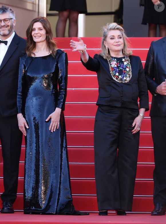Le petit-fils de Catherine Deneuve n'évolue pas dans le cinéma même s'il y a déjà fait quelques expériences
Catherine Deneuve et Chiara Mastroianni - Montée des marches du film « Marcello Mio » lors du 77ème Festival International du Film de Cannes, au Palais des Festivals à Cannes. Le 21 mai 2024 Agence / Bestimage