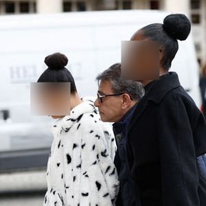 Iris et Maya

Iris et Maya, les filles de la défunte - Obsèques d’Isabelle Mergault à la Coupole du Père-Lachaise à Paris le 30 mars 2026. © Cyril Moreau - Dominique Jacovides / Bestimage