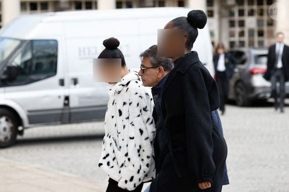 Iris et Maya

Iris et Maya, les filles de la défunte - Obsèques d’Isabelle Mergault à la Coupole du Père-Lachaise à Paris le 30 mars 2026. © Cyril Moreau - Dominique Jacovides / Bestimage