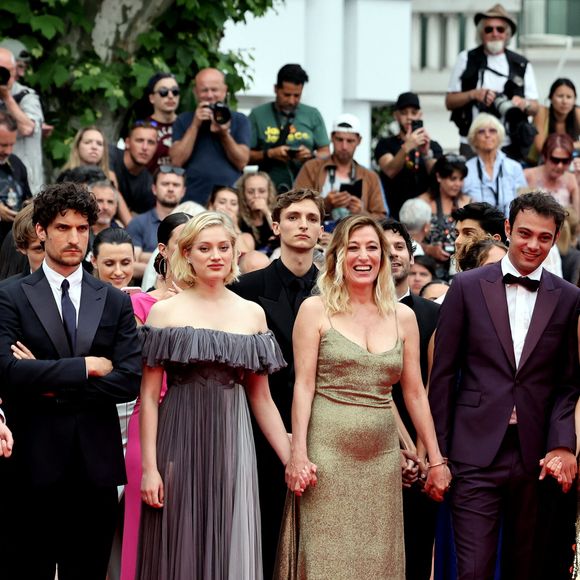 Louis Garrel, Nadia Tereszkiewcz, Valeria Bruni Tedeschi, Sofiane Bennacer - Montée des marches du film « Les Amandiers » lors du 75ème Festival International du Film de Cannes. Le 22 mai 2022 © Dominique Jacovides / Bestimage