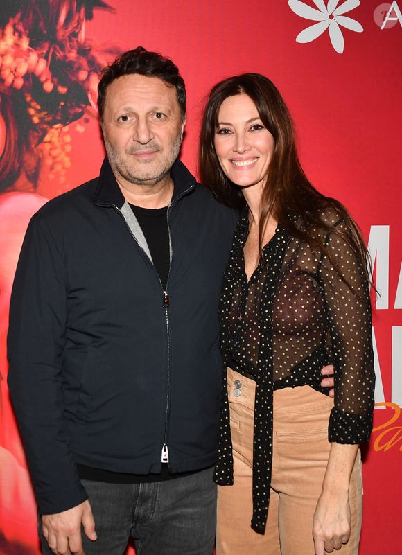 Mareva Galanter (Miss France 1999) et Arthur (Jacques Essebag) au concert de M.Galanter au théâtre Music-Hall Show l'Alhambra à Paris, France, le 23 novembre 2023. © Veeren/Bestimage

Communiqué :

Mareva Galanter enchante l'Alhambra ! Un voyage musical entre Paris-Tahiti. Hier soir, jeudi 23 novembre 2023, Mareva Galanter a interprété les titres de son album Paris - Tahiti sur la scène de l'Alhambra. Plus qu'un simple concert, c'était un véritable voyage sonore. Arthur, L.Solly et C.Roux, C.Tagbo ou encore S.Tellier, L.ardy et M.Ménard étaient présents pour l'applaudir et ont été transportés par les percussions tahitiennes de la troupe " Aloha Tahiti Show " où musique, danse et émotions se mêlent pour créer un spectacle total.
 
"Chaque morceau, chaque note est une invitation au voyage. Nous voulons offrir au public une expérience inédite, où Paris et Tahiti ne font qu'un. "
Mareva Galanter
 
Helena Noguerra qui a écrit la majorité des titres de l'album Paris-Tahiti et le chanteur anglais Cesar Spencer l'ont rejoint sur scène pour interpréter chacun un duo.
 
Le spectacle a été mis en scène par le chorégraphe et directeur artistique Chris Marques.
 
 
A PROPOS DE L'ALBUM PARIS-TAHITI
 
" Paris - Tahiti ", comme dans un rêve, est tout droit sorti de la rencontre et de l'amitié complice entre Mareva Galanter et Helena Noguerra.
Composé de 12 chansons, " Paris - Tahiti " est l'album le plus personnel de Mareva Galanter.
Enregistré à Paris puis à Tahiti les sons traditionnels sont présents et subtilement mélangés à un son pop français. Cet album est avant tout une exploration musicale.
La modernité de la production se marie à l'immortalité des traditions. Détonnant de curiosité, cet album est une rencontre culturelle encore jamais réalisée.
L'album a été écrit par Helena Noguerra et réalisé par Philippe Eveno.
 
Lien pour acheter le CD ou le Vinyle :
https://kwaidanrecords.bandcamp.com/album/mareva-galanter-paris-tahiti