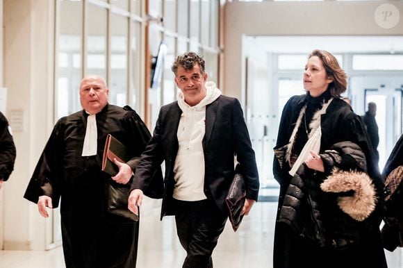 Stéphane Plaza arrive avec ses avocats Carlo Alberto Brusa et Hélène Plumet pour le verdict de son  procès pour violences sur deux anciennes compagnes, à Paris, France, le 18 février 2025. L'agent immobilier de 54 ans est jugé pour "violences physiques et/ou psychologiques habituelles par concubin" entre 2018 et 2022 sur une ancienne compagne, Amandine, ainsi que pour "violences psychologiques habituelles par concubin" sur Paola, entre 2021 et 2022. Stéphane Plaza reconnu coupable de "violences habituelles par concubin" et condamné à 12 mois de prison avec sursis. © Chrstophe Clovis/Bestimage