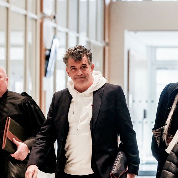 Stéphane Plaza arrive avec ses avocats Carlo Alberto Brusa et Hélène Plumet pour le verdict de son  procès pour violences sur deux anciennes compagnes, à Paris, France, le 18 février 2025. L'agent immobilier de 54 ans est jugé pour "violences physiques et/ou psychologiques habituelles par concubin" entre 2018 et 2022 sur une ancienne compagne, Amandine, ainsi que pour "violences psychologiques habituelles par concubin" sur Paola, entre 2021 et 2022. Stéphane Plaza reconnu coupable de "violences habituelles par concubin" et condamné à 12 mois de prison avec sursis. © Chrstophe Clovis/Bestimage