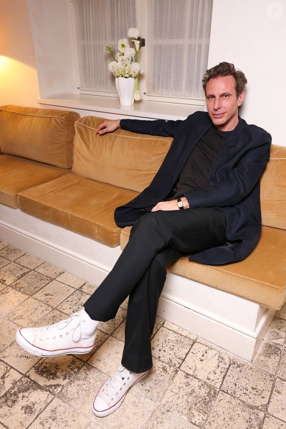 Ensemble, ils formaient pourtant l’un des couples les plus en vue du milieu, entre succès professionnel, soirées glamour et projets ambitieux. 

Erik Torstensson au dîner organisé par Frame au château Voltaire lors de la Fashion Week de Paris  (fashion week (PFW)) le 8 mars 2025. Backgrid USA / Bestimage