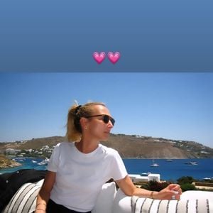 Elle savoure plusieurs spécialités locales lors d’un déjeuner en bord de mer.

Chloé Jouannet a partagé des images de son séjour à Mykonos. Capture d'écran Instagram