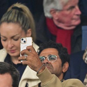 Il a expliqué qu'il devait leur cacher leur téléphone.

Jamel Debbouze et son fils Léon dans les tribunes du match de Ligue des Champions entre le PSG contre le Bayern de Munich (1-2) au Parc des Princes à Paris le 4 novembre 2025.

© Christian Liewig/Bestimage
