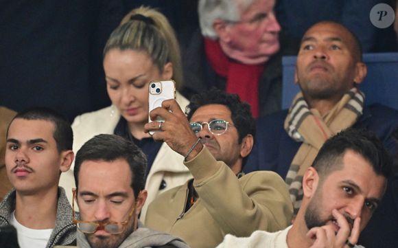 Il a expliqué qu'il devait leur cacher leur téléphone.

Jamel Debbouze et son fils Léon dans les tribunes du match de Ligue des Champions entre le PSG contre le Bayern de Munich (1-2) au Parc des Princes à Paris le 4 novembre 2025.

© Christian Liewig/Bestimage