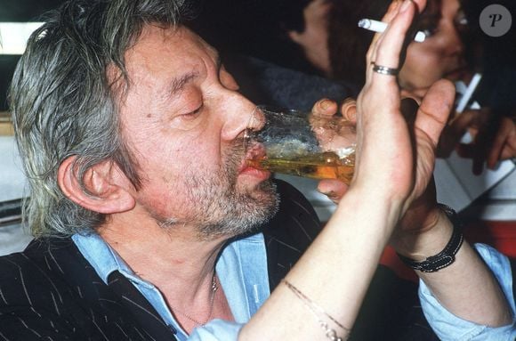 "Il a pris ça comme un bonhomme. Il a accusé le coup. C’était terrible mais, il ne voulait pas perdre la face", se souvient Manoeuvre.

Le chanteur français Serge Gainsbourg fumant et buvant du whisky dans un pub près de Montparnasse à Paris, France, en septembre 1987. Photo par Christophe Geyres/ABACAPRESS.COM