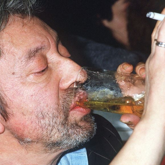 "Il a pris ça comme un bonhomme. Il a accusé le coup. C’était terrible mais, il ne voulait pas perdre la face", se souvient Manoeuvre.

Le chanteur français Serge Gainsbourg fumant et buvant du whisky dans un pub près de Montparnasse à Paris, France, en septembre 1987. Photo par Christophe Geyres/ABACAPRESS.COM