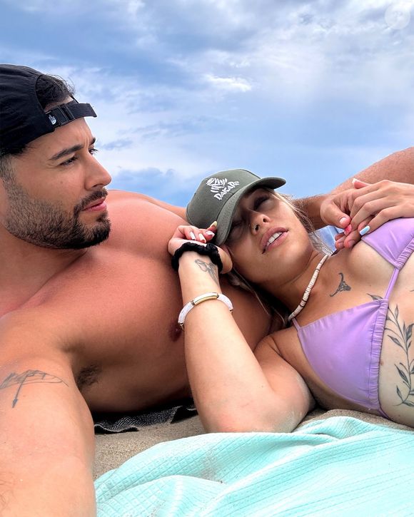 Laury et Julien Backer sur une plage à Ramatuelle le 8 août 2025 © Instagram