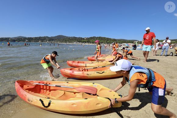 Bormes-les-Mimosas est déjà "Plus beau village de France".

Exclusif - Partage ton sport avec Alain Bernard lors d'une matinée pour l'inclusion par le sport sur le plage de la Favière à Bormes les Mimosas, FRance, le 18 juillet 2025.  Luc Boutria/Nice Matin/Bestimage