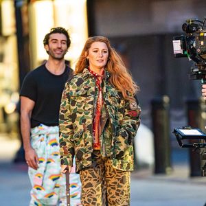 Pour rappel, l'actrice avait porté plainte pour harcèlement moral et sexuel contre le réalisateur de "Jamais Plus".

New Jersey, NY - Blake Lively a été capturée dans un moment de tendresse, embrassant son partenaire Justin Baldoni sur le plateau de tournage du film "It Ends with Us". Cette scène, qui fait partie de la production du film, montre l'engagement des acteurs dans leur rôle et la profondeur émotionnelle de l'histoire.
©Backgrid USA / Bestimage