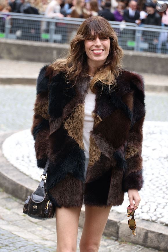 "Je vis en partie à la campagne", a récemment confié la demi-sœur de Charlotte Gainsbourg à "Madame Figaro", évoquant sa maison loin de Paris.

Lou Doillon aux arrivées du défilé Miu Miu Collection Femme Prêt-à-Porter Printemps/Eté 2026 lors de la Fashion Week de Paris (PFW), au Conseil Économique, social et environnemental, Palais d'lena, à Paris, France, le 6 octobre 2025. © Denis Guignebourg / Bestimage