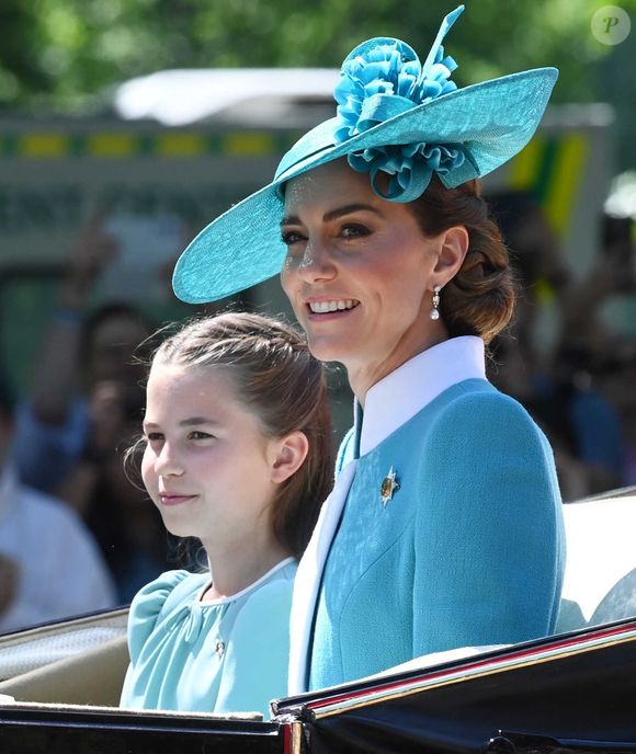 L'occasion de voit que mère et fille portaient des robes bleues assorties, Kate ayant choisi une robe manteau bleue de Catherine Walker

La princesse Charlotte de Galles, Catherine (Kate) Middleton, princesse de Galles, - Les membres de la famille royale britannique arrivent à Buckingham Palace pour la cérémonie Trooping the Colour à Londres, le 14 juin 2025. Affecté par le crash du Boeing 787 Dreamliner à Ahmedabad du 12 juin, le souverain et les officiels porteront un brassard noir en hommage aux plus de 270 victimes. Bon nombre d'elles étaient des ressortissants britanniques.
© Goff Inf / Bestimage
