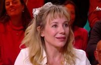 Julie Depardieu révèle avoir accouché sur un célèbre air de musique classique dans l'émission Quelle époque ! sur France 2.
Crédit : Quelle époque !/France 2