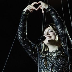 La chanteuse Louane (Louane Emera), représentante de la France au concours de l'Eurovision, interprète pour la première fois son titre Maman, en hommage à sa mère décédée lorsqu'elle avait 17 ans, devant les 80 000 spectateurs, suspendue sur une plateforme, plusieurs mètres au-dessus de la pelouse et des musiciens, du Stade de France à la mi-temps du match du Tournoi des Six Nations opposant la France à l'Écosse, à Saint-Denis, Seine Saint-Denis, France, le 15 mars 2025. © Cyril Moreau/Bestimage