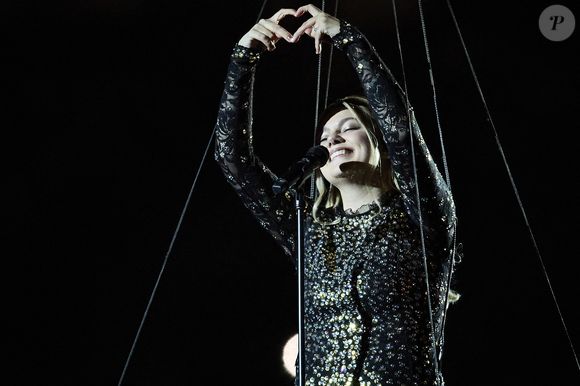 La chanteuse Louane (Louane Emera), représentante de la France au concours de l'Eurovision, interprète pour la première fois son titre Maman, en hommage à sa mère décédée lorsqu'elle avait 17 ans, devant les 80 000 spectateurs, suspendue sur une plateforme, plusieurs mètres au-dessus de la pelouse et des musiciens, du Stade de France à la mi-temps du match du Tournoi des Six Nations opposant la France à l'Écosse, à Saint-Denis, Seine Saint-Denis, France, le 15 mars 2025. © Cyril Moreau/Bestimage