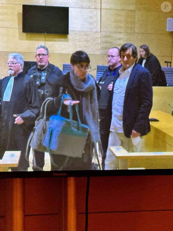Pierre Palmade sort de la salle d'audience du tribunal de Melun avec sa soeur Hélène à l'issue de sa condamnation à cinq de prison dont deux ferme le 20 novembre 2024.
Crédit : AGENCE / BESTIMAGE