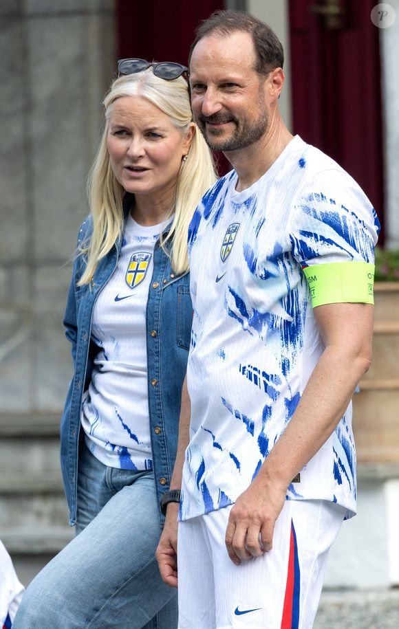 La princesse Mette-Marit de Norvège et le prince Haakon de Norvège lors d'un tournoi de football le 11 juin 2025. 
Crédit : Dana Press / Bestimage