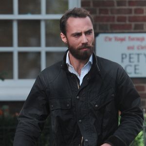 James Middleton est le frère de Kate Middleton

James Middleton - La famille de Kate Middleton se rend au baptême du prince George de Cambridge a Londres.