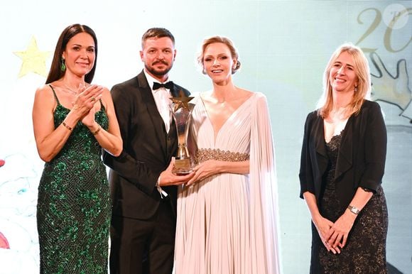 Son frère Gareth Wittstock était également à l'Hôtel de Paris

Sandrine Knoell, la fondatrice de l'événement, Gareth Wittstock, la princesse Charlene de Monaco qui a reçu un prix pour son engagement au travers de sa Fondation, et Anne Boggio, la nouvelle directrice générale de la Fondation princesse Charlene, lors du Bal de Noël à la salle Empire de l'hôtel de Paris à Monaco, le 12 décembre 2025. © Bruno Bebert / Bestimage