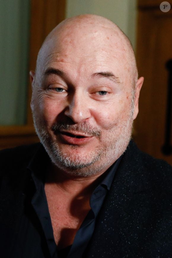 Suspendu de l'antenne après une enquête pour viol, Sébastien Cauet réclame en justice son retour sur NRJ au tribunal de commerce de Paris, France, le 18 mars 2024. L'animateur de radio a assigné la station en justice pour exiger son retour sur les ondes. L'animateur, suspendu depuis novembre dernier de l'antenne de NRJ, fait désormais l'objet d'au moins 5 plaintes pour viol ou agression sexuelle. © Christiophe Clovis/Bestimage