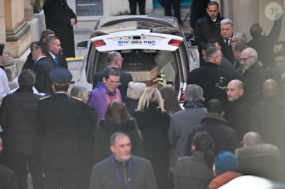 Cercueil arrivant à l'église Notre-Dame de l'Assomption, pour la cérémonie funéraire de l'actrice française Brigitte Bardot, à Saint-Tropez, dans le sud-est de la France, le 7 janvier 2026. Photo par Julien Reynaud/APS-Medias/ABACAPRESS.COM