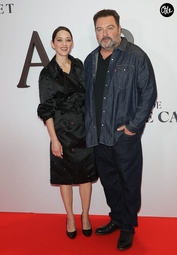 Marion Cotillard et Denis Ménochet au photocall de la première du film "Karma" au cinéma Pathé Palace à Paris le 13 octobre 2026. © Coadic Guirec / Bestimage