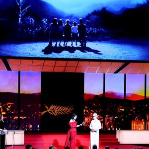 La star de 60 ans est une habituée de la Croisette et s'y trouvait l'an dernier déjà, édition où elle a remis la palme d'honneur avec Meryl Streep.

Camille Cottin, Juliette Binoche, Meryl Streep (Palme d'Or d'Honneur) - Cérémonie d'ouverture du 77ème Festival International du Film de Cannes, au Palais des Festivals à Cannes. Le 14 mai 2024.
© Borde-Jacovides-Moreau / Bestimage